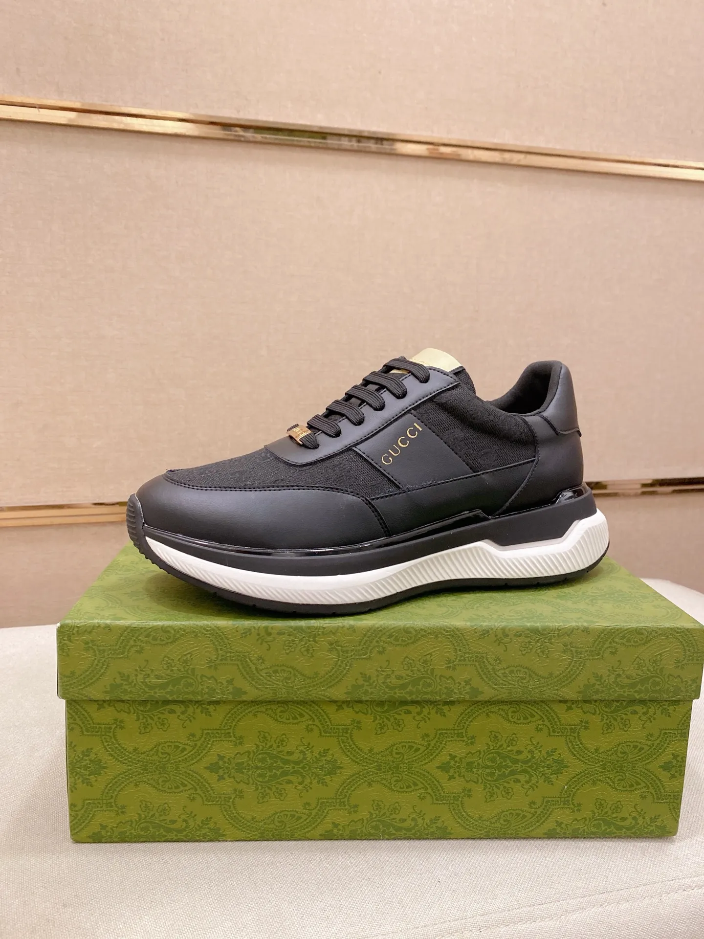 Men's shoes 💰 462💰The new GUCCI (Gucci) counters are launched simultaneously. The new men's shoes, 😘fabrics are selected from imported cowhide, and the lining is sheepskin lining. 👍🏿 High-end ☄️ air-cushion molded anti-slip rubber outsole, exquisite lines, simple and elegant, comfortable and high-end for leisure travel. Code number: 38 to 44 (45 can be customized and cannot be returned or exchanged)